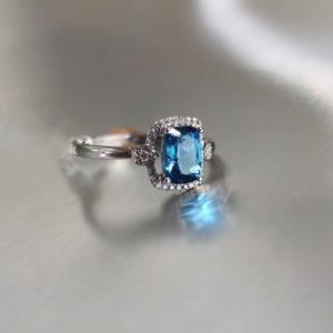 鑽石Hallo光環 瑞士藍托帕枕形切割寶石戒指| 14K金